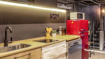 Een koelkast, een magnetron, een vaatwasser