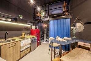 Een koelkast, een microgolfoven, een vaatwasser