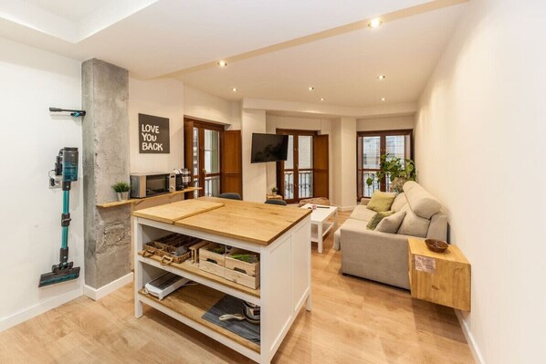 TV - Cozy Apartment in the Heart of Gijón (Gijón)