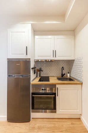 Fridge, microwave, oven, coffee/tea maker