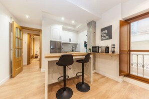 Fridge, microwave, oven, coffee/tea maker - Cozy Apartment in the Heart of Gijón (Gijón)