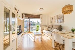 TV - Penthouse Pyrinees Terrace Parking & Storage (Sabiñánigo)