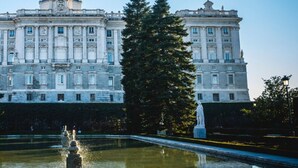A large, historic building with a symmetrical facade, a central fountain, and statues in a formal garden setting. - Luxe Apartments Madrid Rio by Rentitup (Madrid)