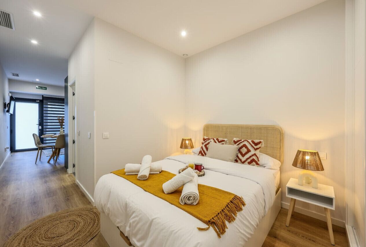 1 dormitorio, escritorio, tabla de planchar con plancha y wifi