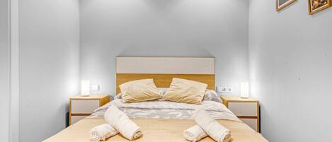 1 slaapkamer, een bureau, een strijkplank/strijkijzer, wifi