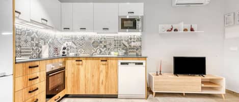 Fridge, microwave, dishwasher, coffee/tea maker
