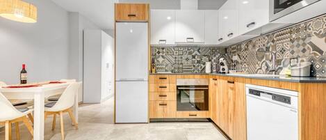 Fridge, microwave, dishwasher, coffee/tea maker