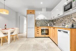 Fridge, microwave, dishwasher, coffee/tea maker
