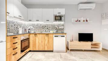 Frigorífico, microondas, lavavajillas y cafetera o tetera