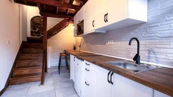 Een koelkast, een magnetron, een kookplaat