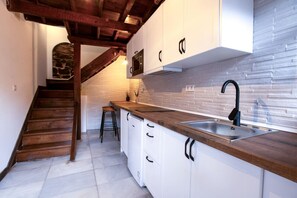 Réfrigérateur, micro-ondes, plaque de cuisson, cafetière/bouilloire