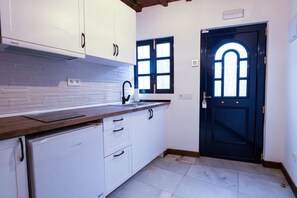 Réfrigérateur, micro-ondes, plaque de cuisson, cafetière/bouilloire