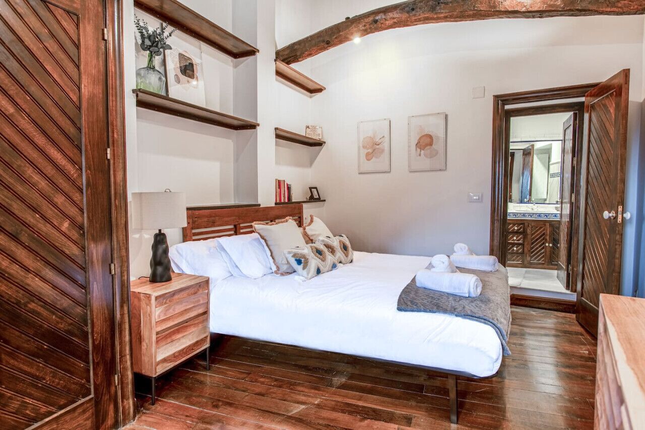 1 dormitorio, escritorio, tabla de planchar con plancha y wifi