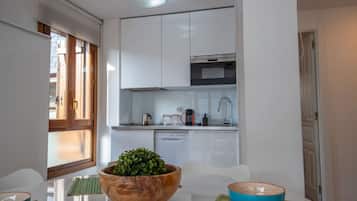 Réfrigérateur, micro-ondes, plaque de cuisson, cafetière/bouilloire