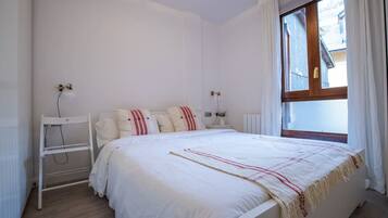 2 bedrooms, desk, iron/ironing board, WiFi