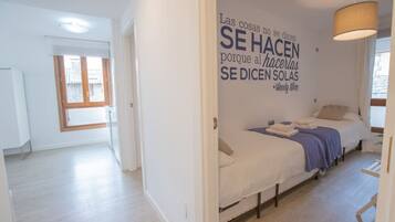 2 slaapkamers, een bureau, een strijkplank/strijkijzer, wifi