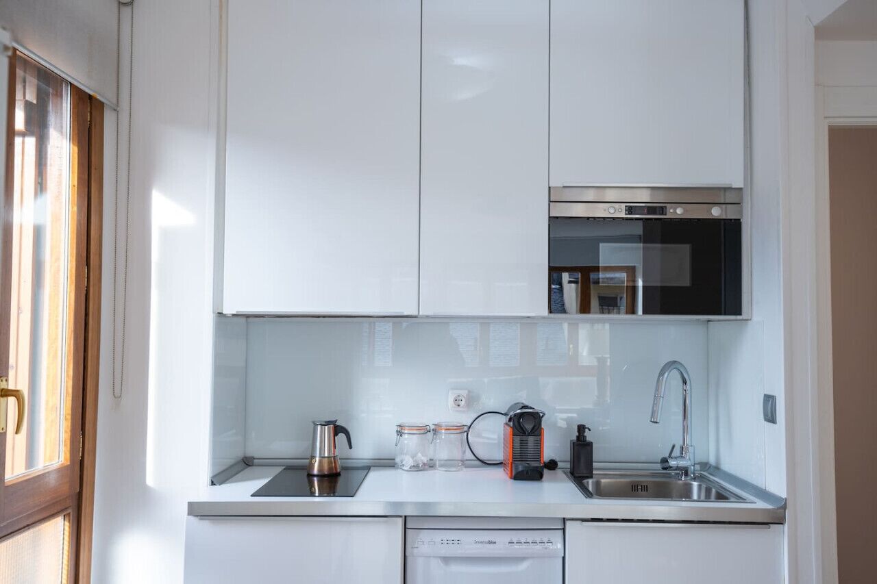 Réfrigérateur, micro-ondes, plaque de cuisson, cafetière/bouilloire