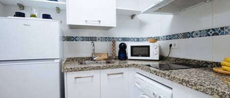 Een koelkast, een microgolfoven, een vaatwasser