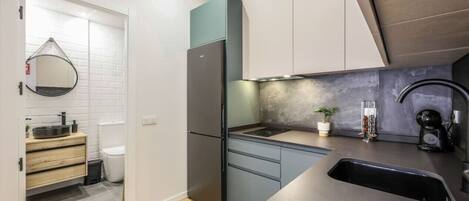 Fridge, microwave, dishwasher, coffee/tea maker