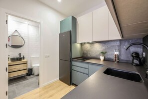 Réfrigérateur, micro-ondes, lave-vaisselle, cafetière/bouilloire