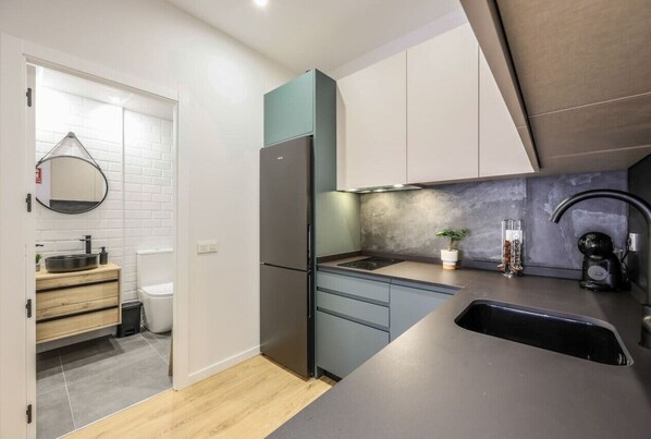 Een koelkast, een microgolfoven, een vaatwasser