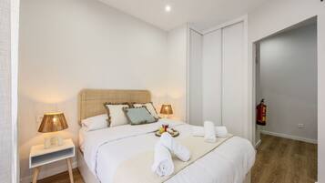 1 dormitorio, escritorio, tabla de planchar con plancha y wifi