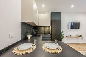 ثلاجة، ميكروويف، غسالة أطباق، ماكينة لصنع القهوة/الشاي