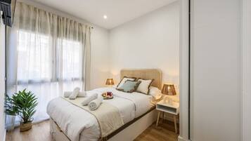 1 slaapkamer, een bureau, een strijkplank/strijkijzer, wifi