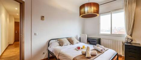 2 slaapkamers, een bureau, een strijkplank/strijkijzer, wifi