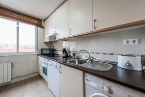 ثلاجة، ميكروويف، فرن، غسالة أطباق