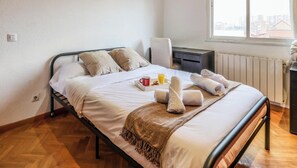 2 bedrooms, desk, iron/ironing board, WiFi - Stunning duplex | Terrace & BBQ | Free Parking (Madrid)