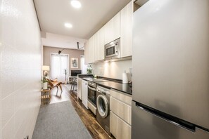 Een koelkast, een microgolfoven, een oven, een vaatwasser