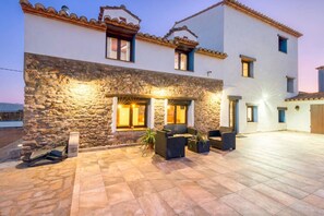 Terrace/patio - Luxe Mediterranean Masia | BBQ | Pool | Chillout (la Vall d`Alba)