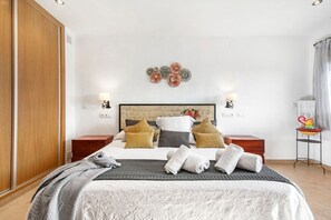 6 Schlafzimmer, Schreibtisch, Bügeleisen/Bügelbrett, WLAN