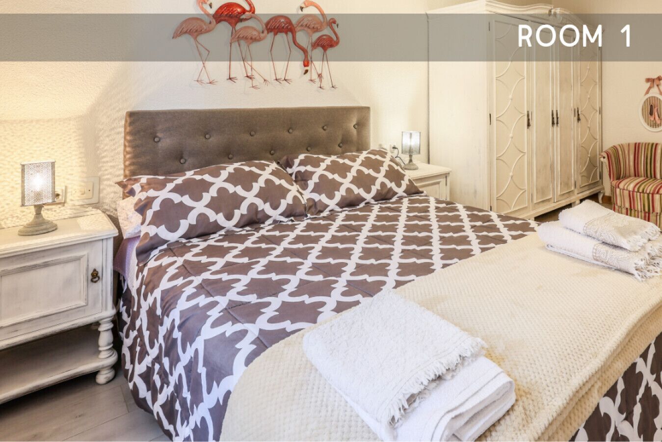 Een bureau, wifi, beddengoed