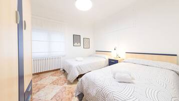 4 habitaciones, escritorio, tabla de planchar con plancha y wifi