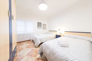 4 makuuhuonetta, työpöytä, silitysrauta/-lauta, Wi-Fi