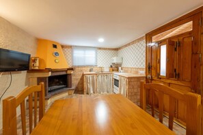 Jääkaappi, mikroaaltouuni, uuni, astianpesukone