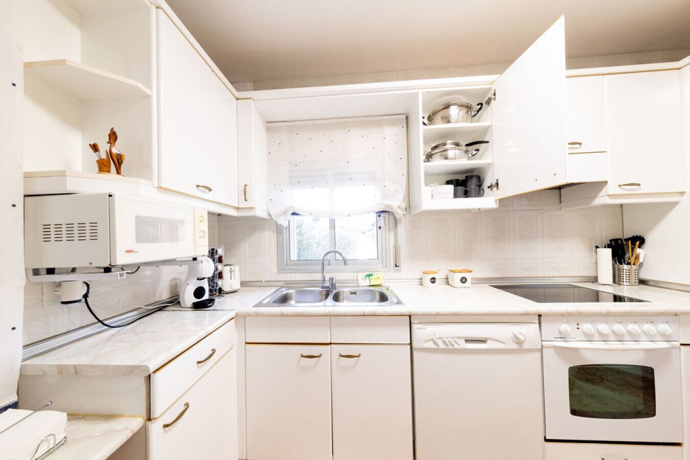 Kylskåp, mikrovågsugn, ugn och diskmaskin