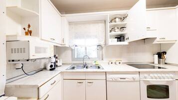 Een koelkast, een magnetron, een oven, een vaatwasser