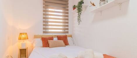 2 dormitoris, escriptori, planxa i posts de planxar i wifi