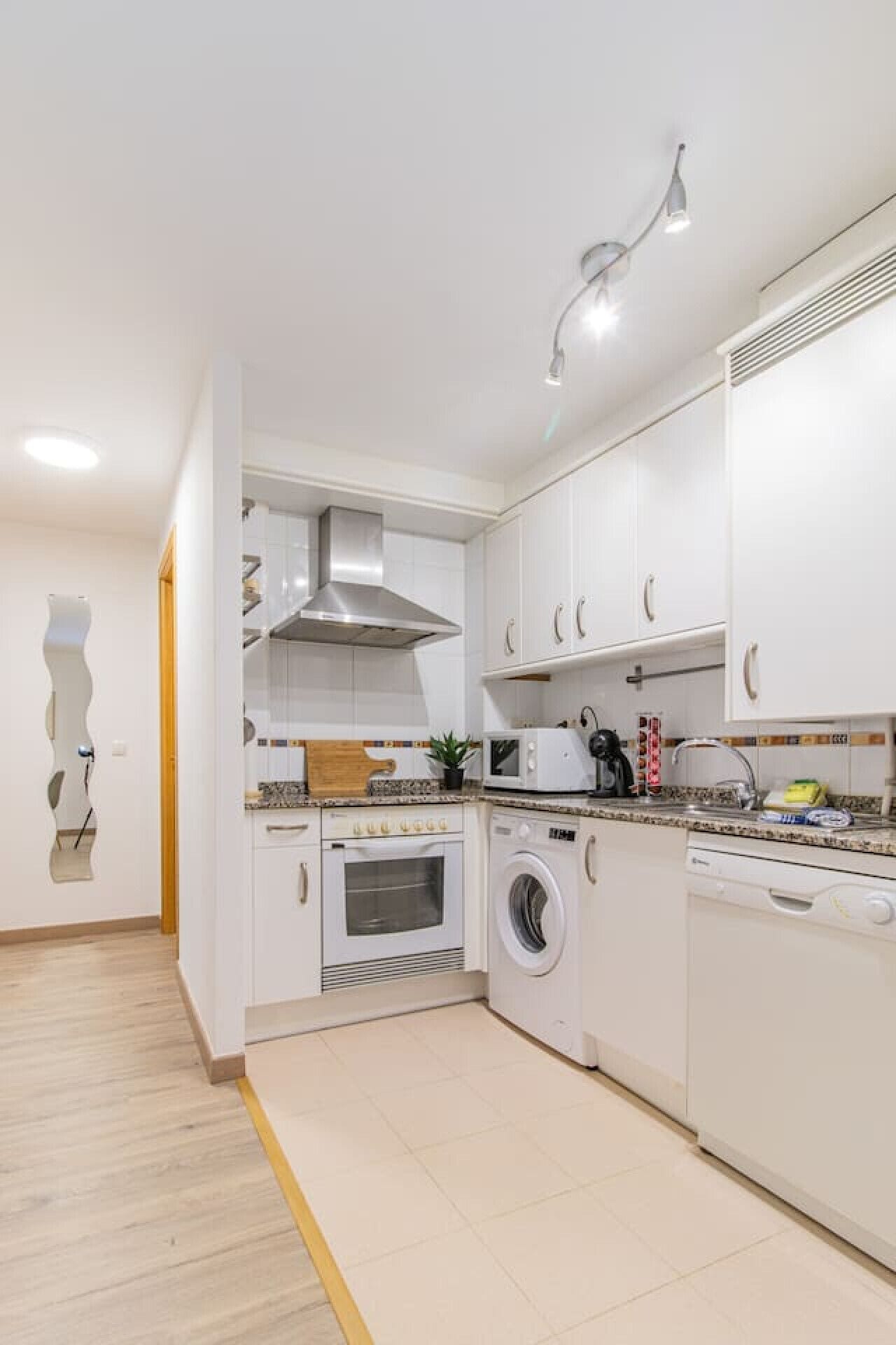 Een koelkast, een microgolfoven, een oven, een vaatwasser