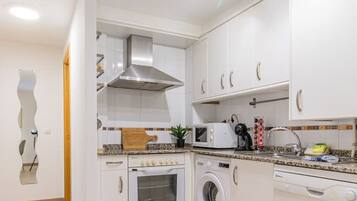 Een koelkast, een microgolfoven, een oven, een vaatwasser