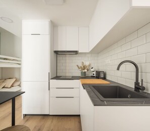 Réfrigérateur, micro-ondes, four, plaque de cuisson