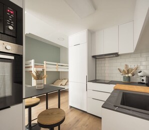 Jääkaappi, mikroaaltouuni, uuni, liesi