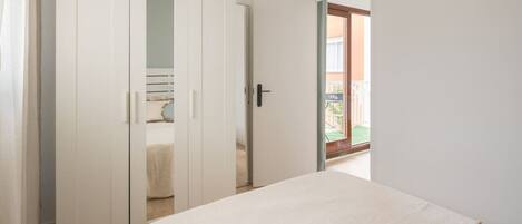 1 bedroom, desk, iron/ironing board, WiFi