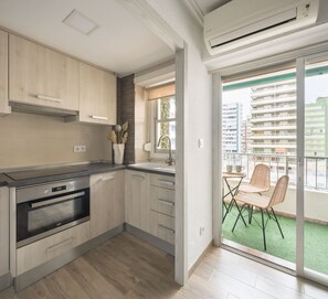 Een koelkast, een microgolfoven, een oven, een kookplaat