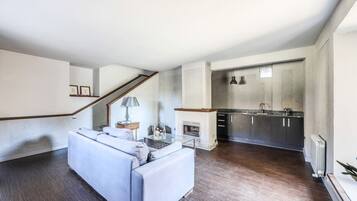 Televisión y chimenea