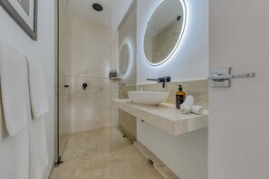 Dusche, Haartrockner, Handtücher