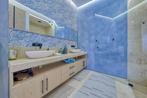 Bruser, hårtørrer, håndklæder